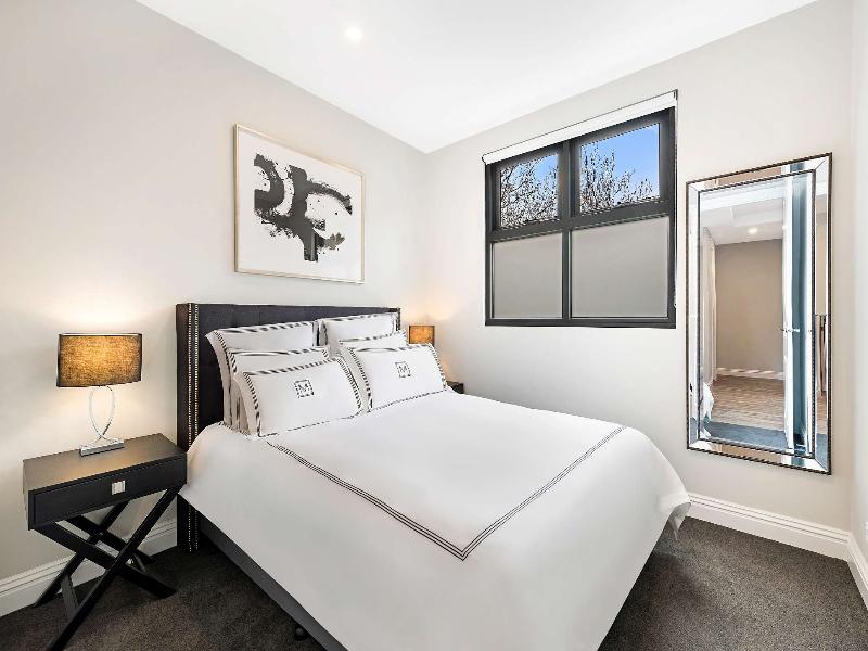 Manhattan Apartments Caulfield North image