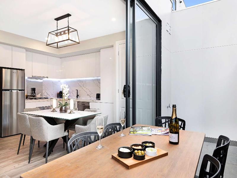 Manhattan Apartments Caulfield North image
