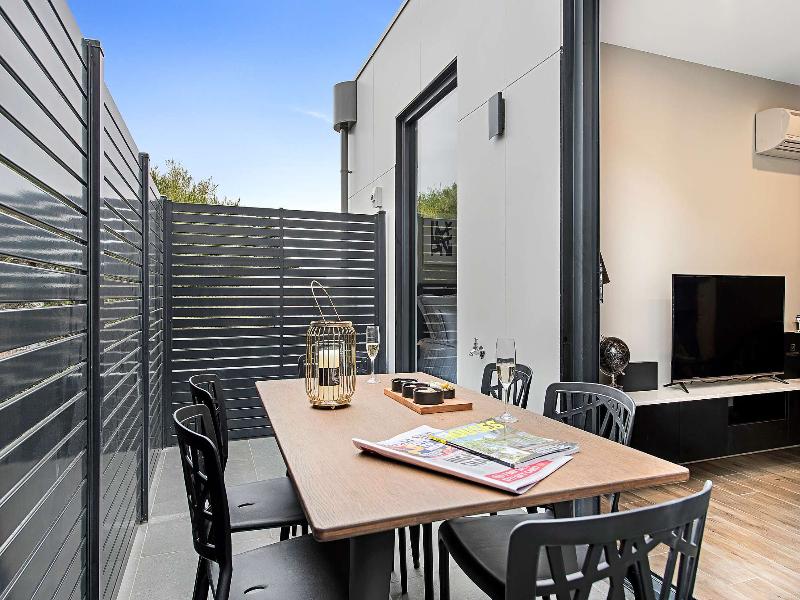 Manhattan Apartments Caulfield North image