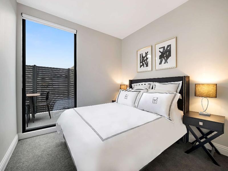 Manhattan Apartments Caulfield North image