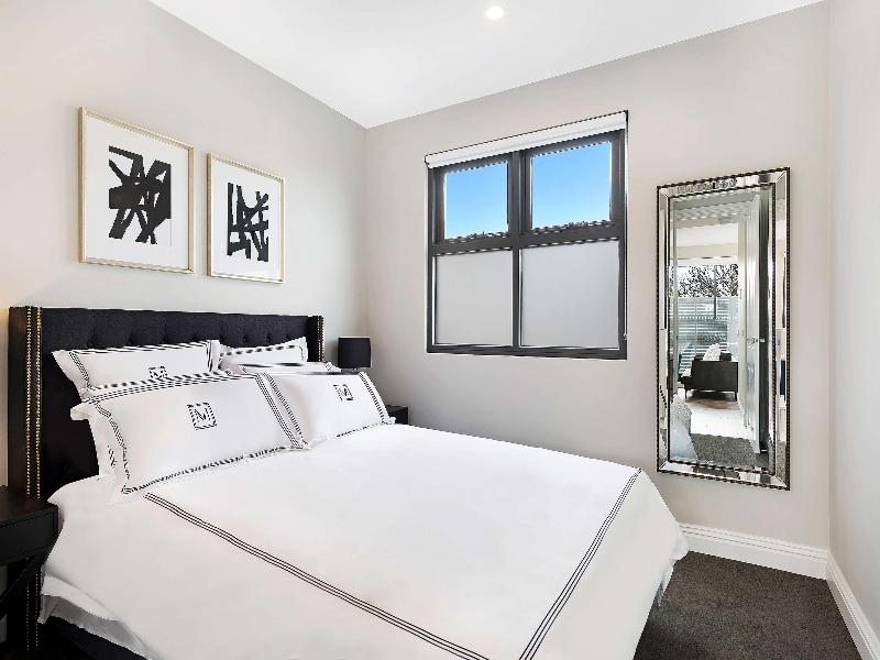 Manhattan Apartments Caulfield North image