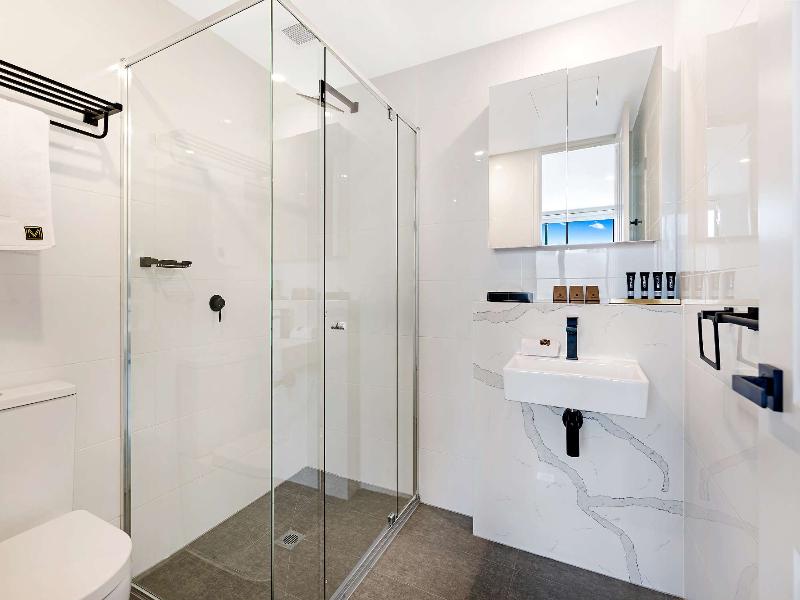 Manhattan Apartments Glen Iris image