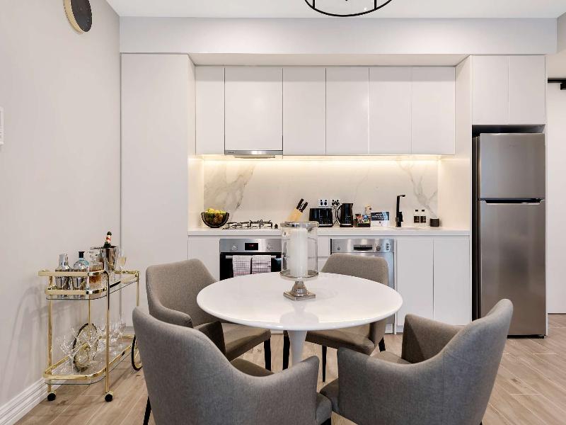Manhattan Apartments Glen Iris image