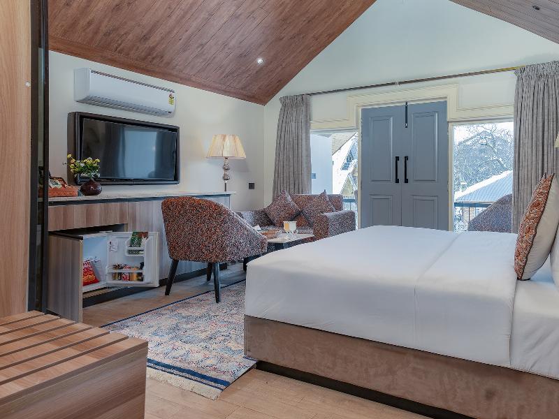 Deluxe Mountain View Room with Balcony