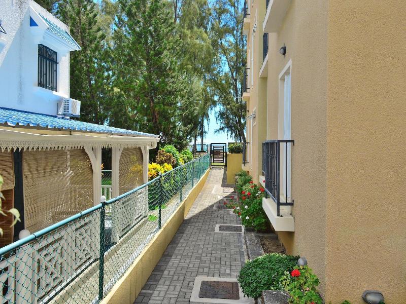 Paradya Beach Apartments image
