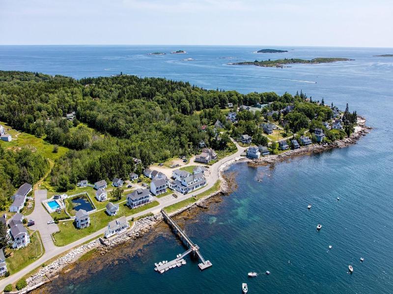 Bluebird Ocean Point Inn image