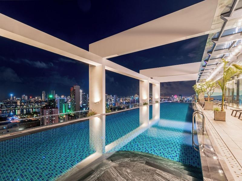 Centre Point Danang Hotel & Residence image