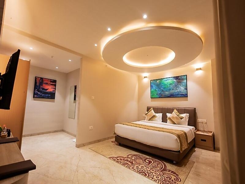 JUNIOR SUITE KING DOUBLE POOL VIEW WITH AIRPORT TRANSFERS