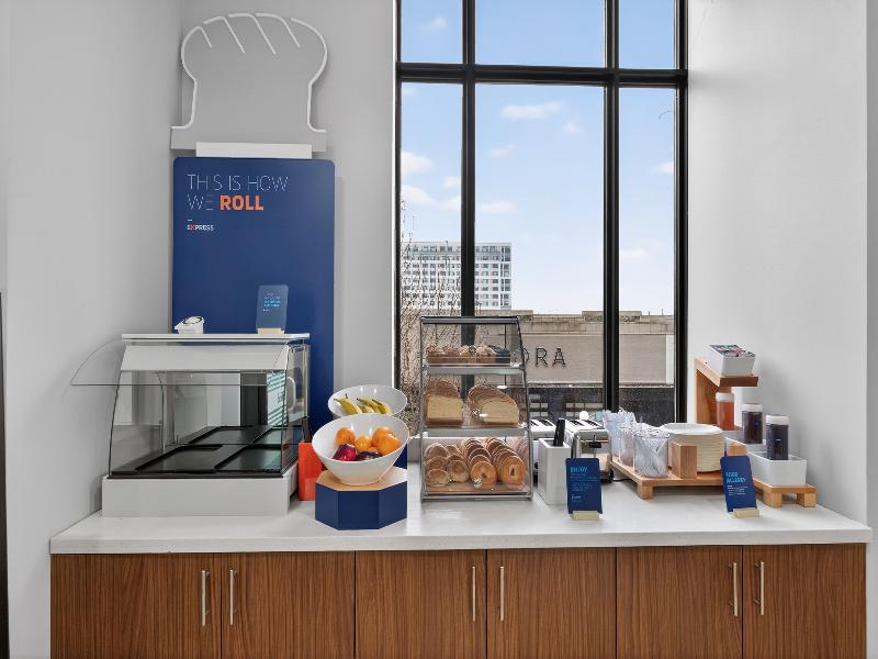 Holiday Inn Express & Suites Chicago West Oak Park image