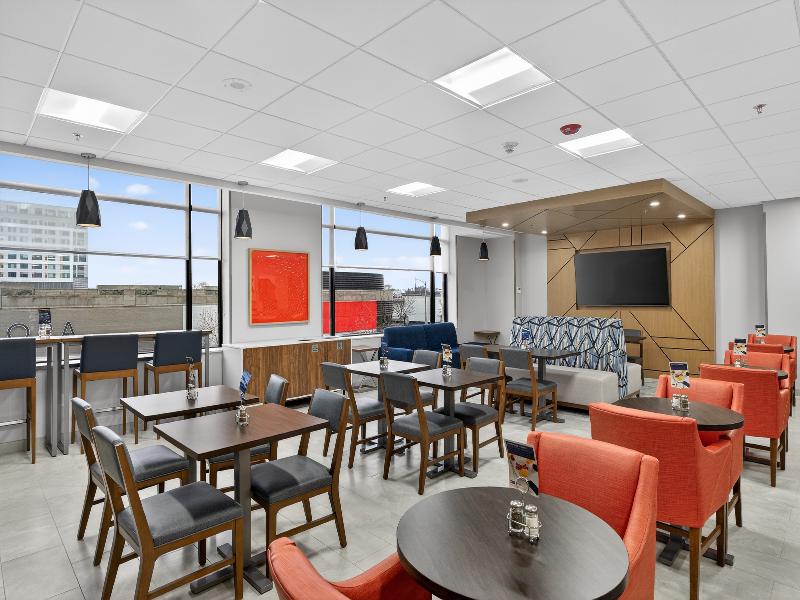 Holiday Inn Express & Suites Chicago West Oak Park image