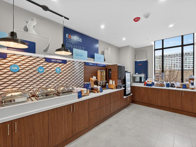 Holiday Inn Express & Suites Chicago West Oak Park image