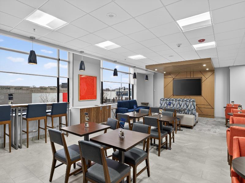 Holiday Inn Express & Suites Chicago West Oak Park image