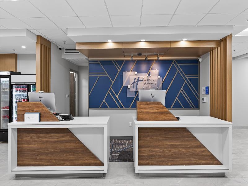 Holiday Inn Express & Suites Chicago West Oak Park image