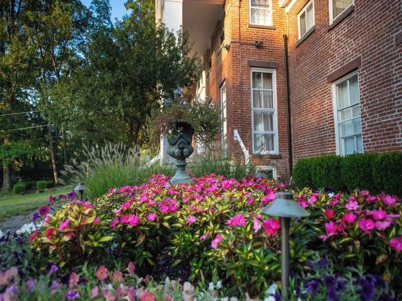 Cromwell Manor Inn image