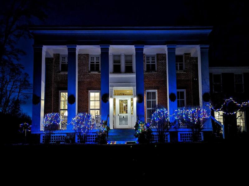 Cromwell Manor Inn image