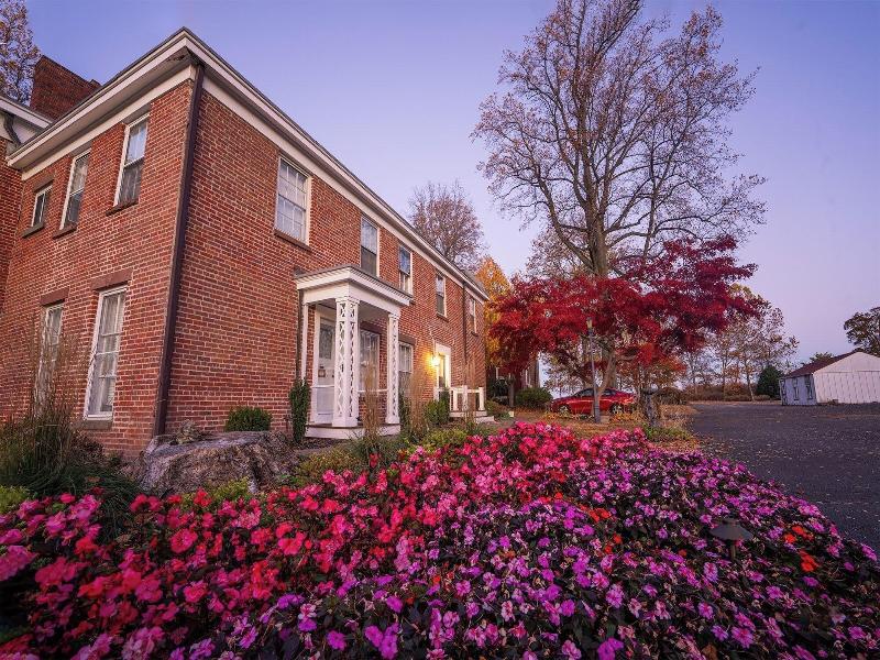 Cromwell Manor Inn image