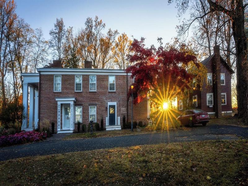 Cromwell Manor Inn image