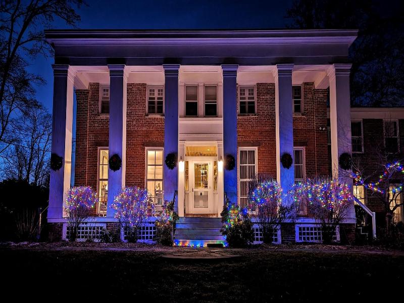Cromwell Manor Inn image