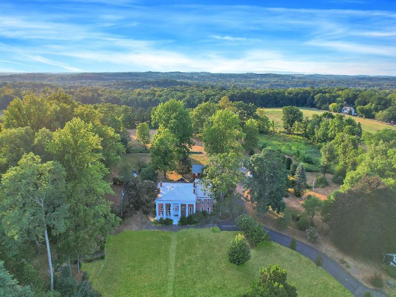 Cromwell Manor Inn image