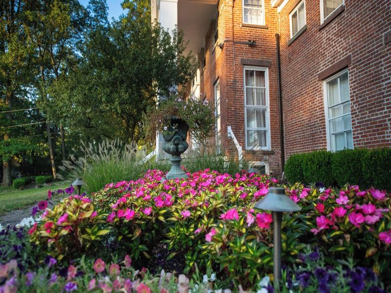 Cromwell Manor Inn image