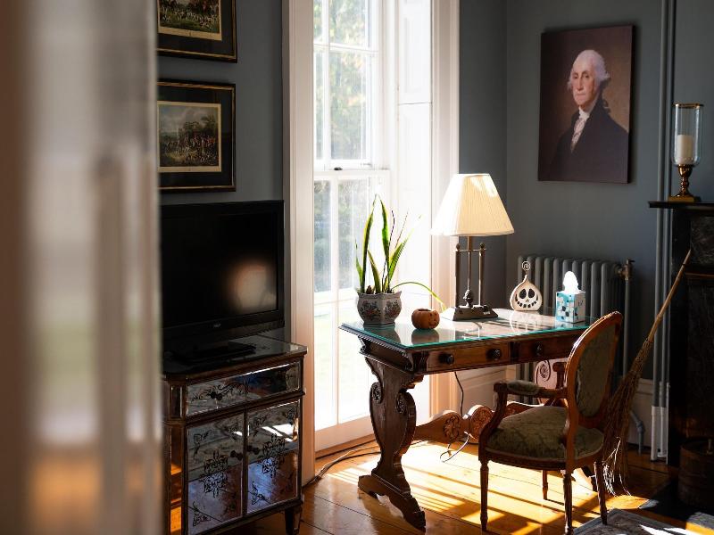 Cromwell Manor Inn image