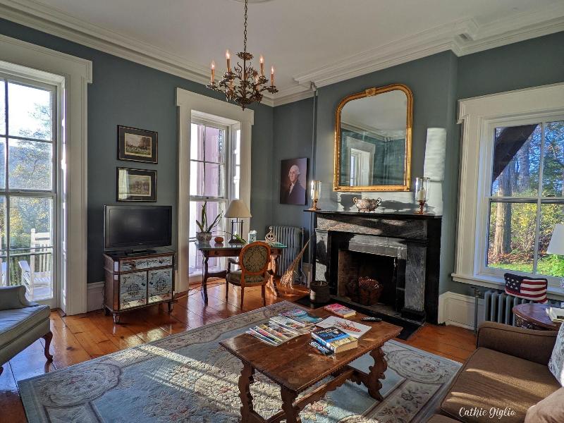 Cromwell Manor Inn image