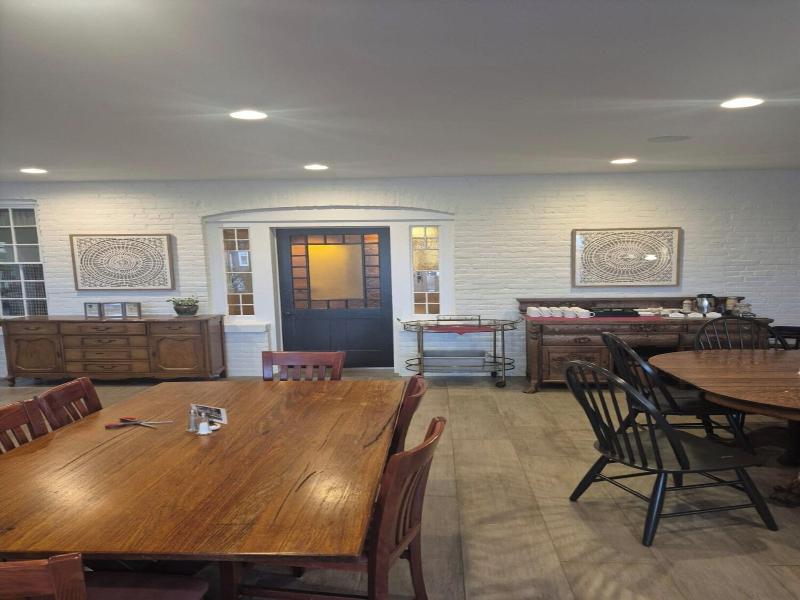Cromwell Manor Inn image