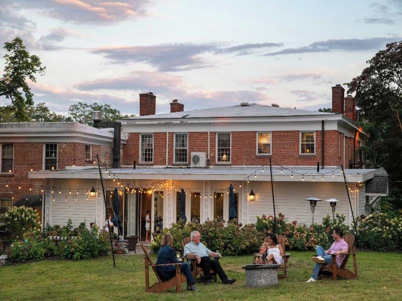 Cromwell Manor Inn image