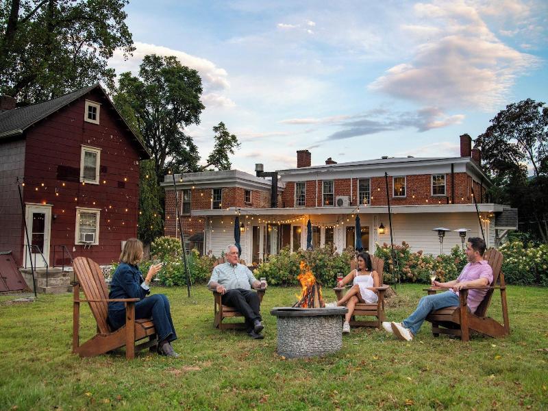 Cromwell Manor Inn image