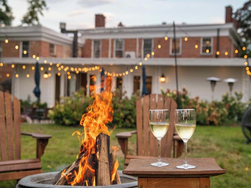 Cromwell Manor Inn image