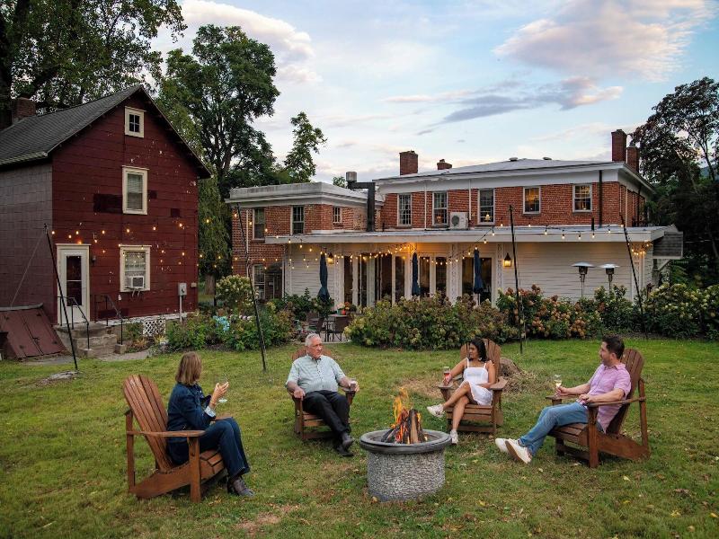 Cromwell Manor Inn image