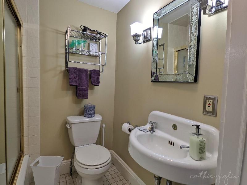 Cromwell Manor Inn image