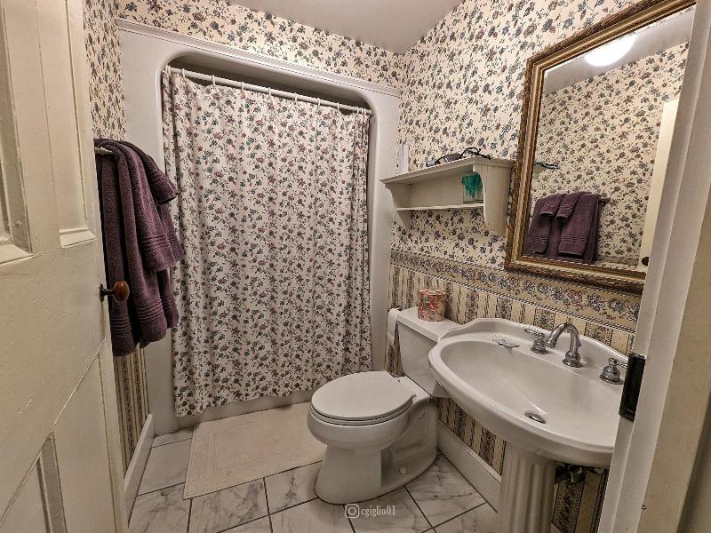 Cromwell Manor Inn image