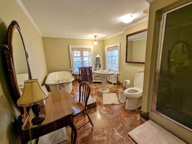 Cromwell Manor Inn image