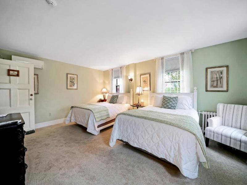Cromwell Manor Inn image