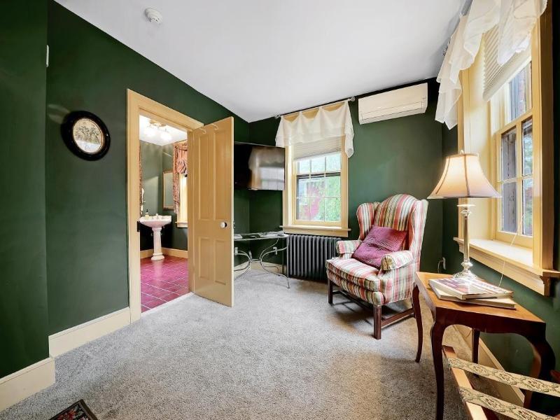Cromwell Manor Inn image