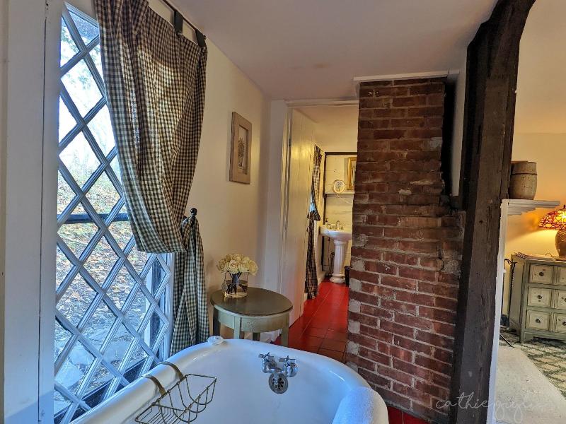 Cromwell Manor Inn image