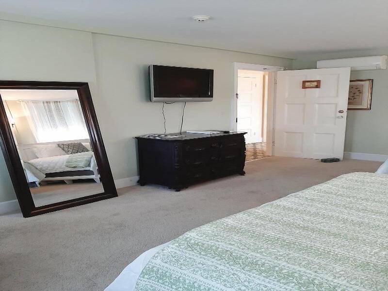 Cromwell Manor Inn image