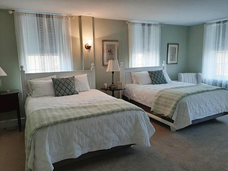 Cromwell Manor Inn image