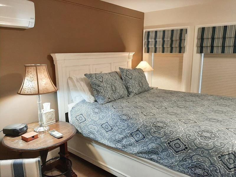 Cromwell Manor Inn image