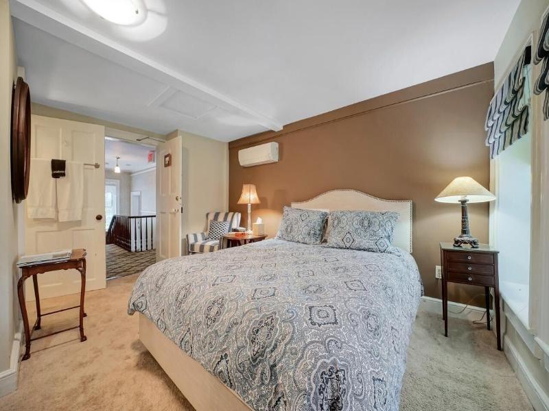 Cromwell Manor Inn image