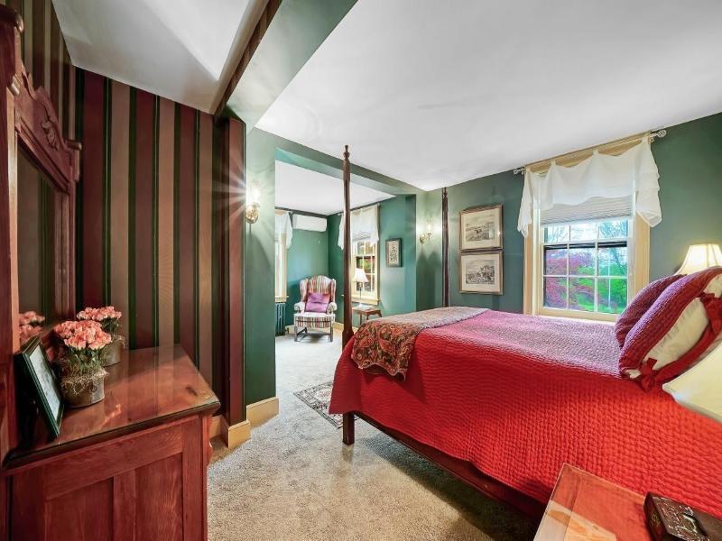 Cromwell Manor Inn image