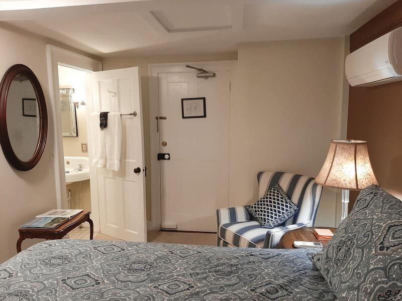 Cromwell Manor Inn image