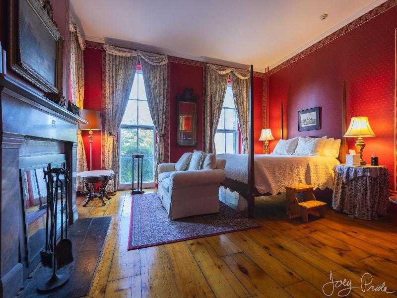 Cromwell Manor Inn image