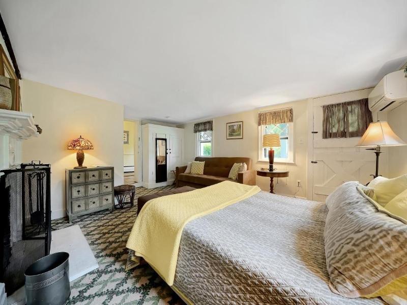 Cromwell Manor Inn image