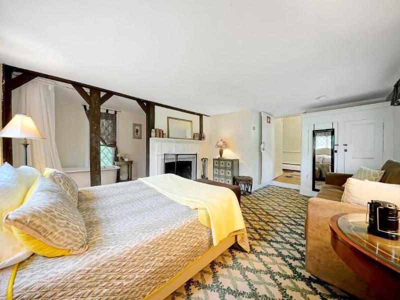 Cromwell Manor Inn image