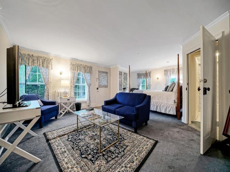 Cromwell Manor Inn image