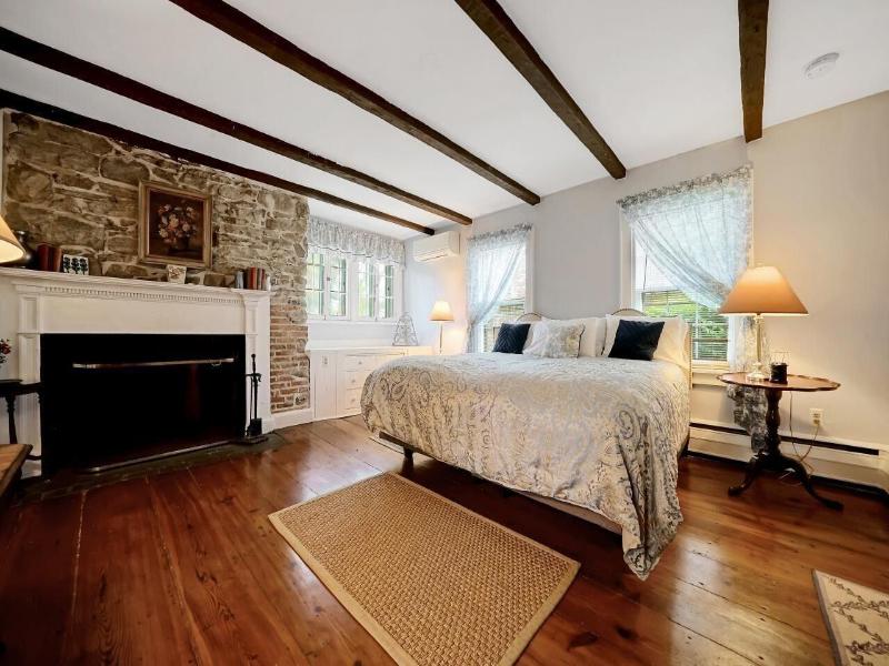 Cromwell Manor Inn image