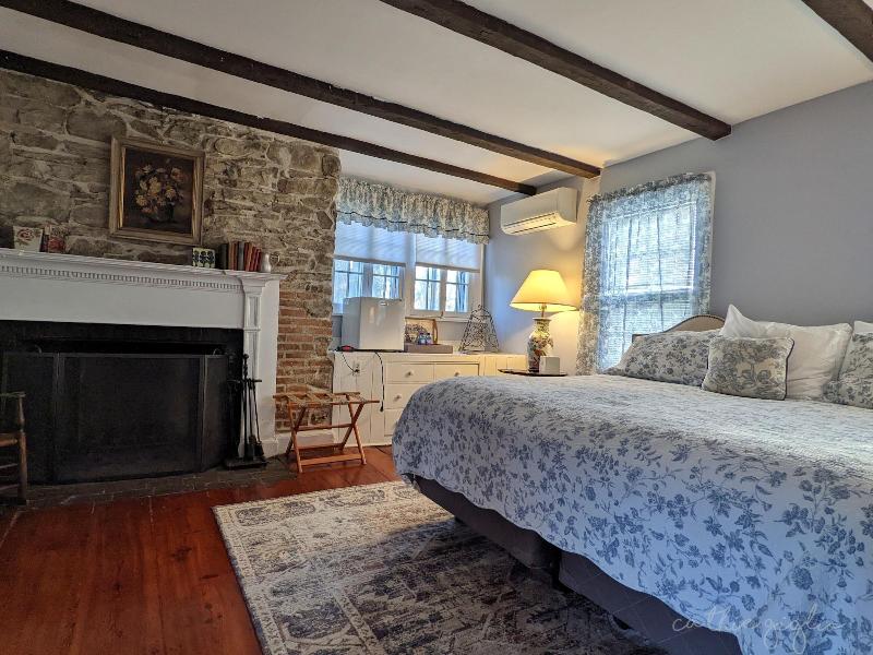 Cromwell Manor Inn image