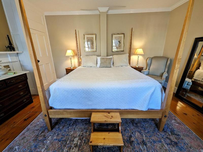 Cromwell Manor Inn image